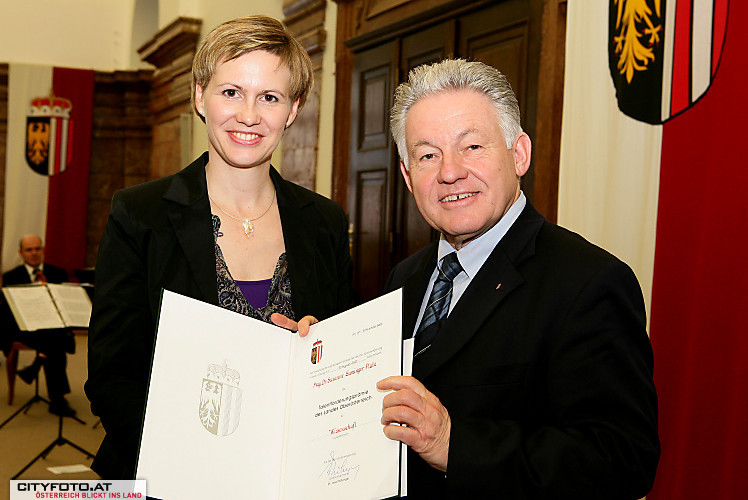 The Governor of Upper Austria, Dr. Josef Pühringer, congratulates Dr. Susanne Saminger-Platz.